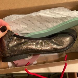 Revere size 5 golden sheen, black Nairobi style shoes